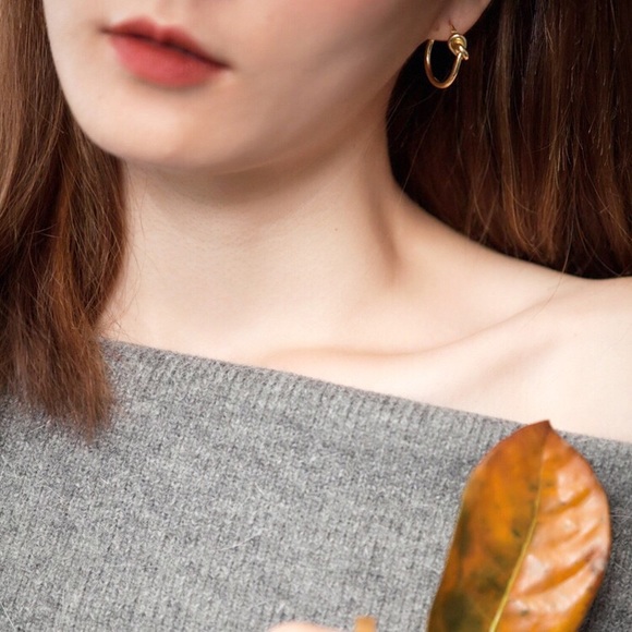 Chic Gold Knot Hoop Earrings - Picture 2 of 7